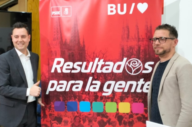 El candidato a revalidar la alcaldía de Burgos por el PSOE, Daniel de la Rosa, y el presidente del comité electoral, Josué Temiño, en la presentación de la precampaña.