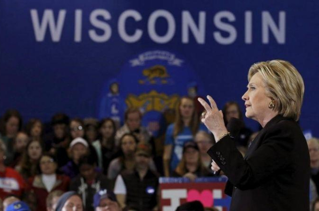 Clinton, durante un acto de la campaña en Wisconsin.-REUTERS / JIM YOUNG