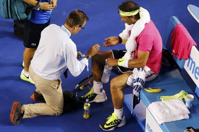 Rafael Nadal es atendido por un médico durante el partido contra Tim Smyczek, durante la segunda ronda del Abierto de Australia.-Foto:   REUTERS / CARLOS BARRIA