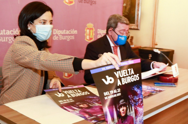 Sonia Martínez, directora de la Vuelta a Burgos femenina, junto al presidente de la Diputación, César Rico. TOMÁS ALONSO