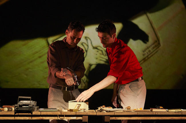 Xabier Bobés (izquierda) y Sergi Torrecilla son los intérpretes de esta función que combina la dramaturgia tradicional y el ‘teatro de objetos’. DAVID RUANO / TNC