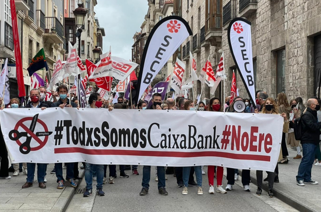 Los manifestantes llegaron a cortar la calle Santader en su protesta ante la sede territorial de Caixabank en Castilla y León en la Casa del Cordón. ECB