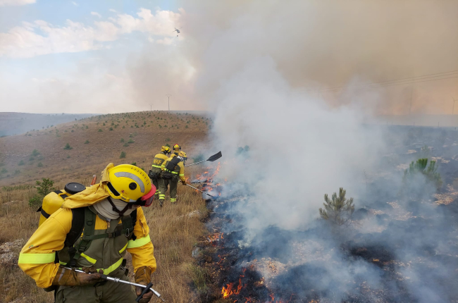 Efectivos de la Brigada de Refuerzo contra Incendios Forestales del Minsiterio de Transción Ecológica luchan contra el incendio de Masa. @briflubia