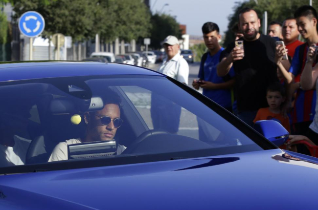 Neymar, este miércoles, a su llegada a Sant Joan Despí-AP / MANU FERNÁNDEZ