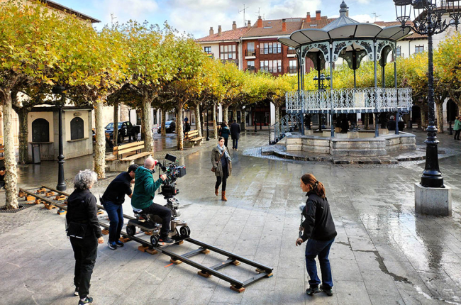 La plaza Mayor de Briviesca fue este lunes un plató de cine en la producción 'El maestro que prometió el mar. DARÍO GONZALO