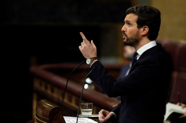 El presidente del PP, Pablo Casado, durante su intervención en el Congreso de los Diputados en la primera jornada de la sesión de investidura de Pedro Sánchez como presidente del Gobierno.-EFE