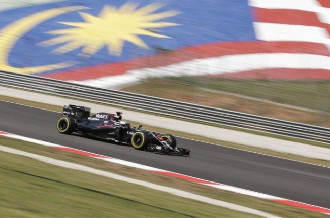 Fernando Alonso, durante los ensayos libres de este viernes en el Gran Premio de Malasia.-EFE / FAZRY ISMAIL