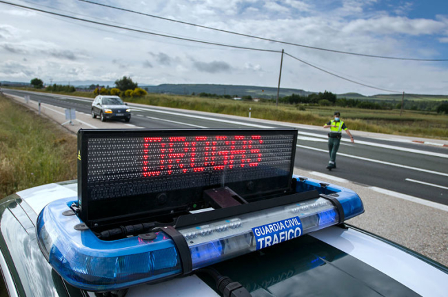 Un control de alcohol y drogas en Burgos de la Guardia Civil de Tráfico. TOMÁS ALONSO