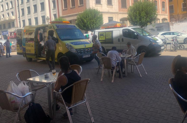 Una ambulancia se desplazó a la calle Miranda para atender a la mujer herida. ECB