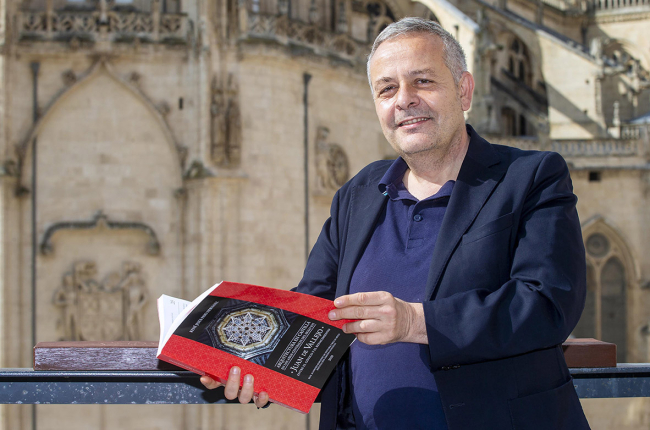 El catedrático de Historia del Arte de la UBU René Jesús Payo Hernanz, con su nueva publicación sobre el maestro Juan de Vallejo. SANTI OTERO