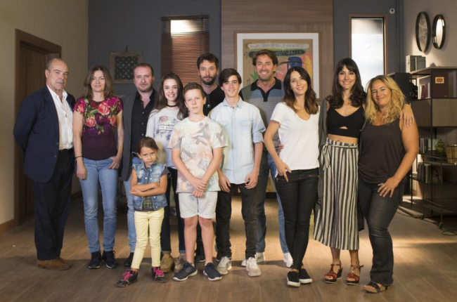 Antonio Resines (izquierda), con el resto de actores de la nueva comedia de TVE, 'iFamily'.-LAURA PERIS
