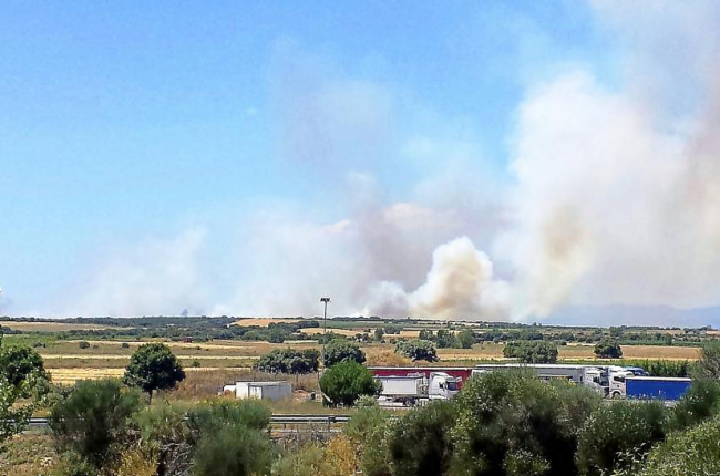 El humo del fuego declarado en Cunquilla de Vidriales era visible a kilómetros de distancia.-ICAL
