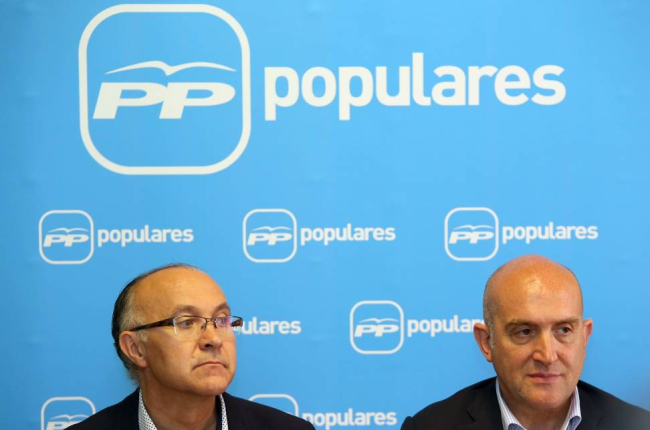 El presidente del PP de Valladolid, Ramiro Ruiz Medrano, y el secretario general del partido, Jesús Julio Carnero, valoran los resultados electorales-Ical