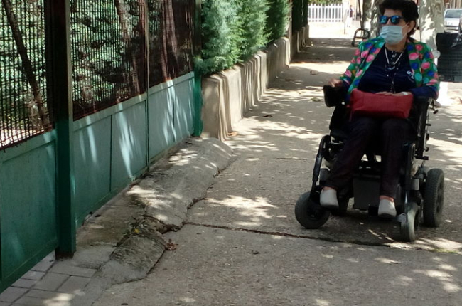 Uno de los accesos al centro, invialble para la silla de ruedas de Valentina. ECB