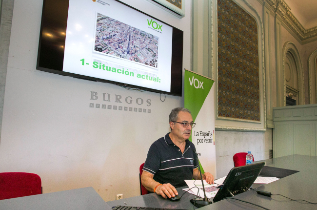 El portavoz municipal de Vox, Ángel Martín, en una comparecencia de prensa. TOMÁS ALONSO