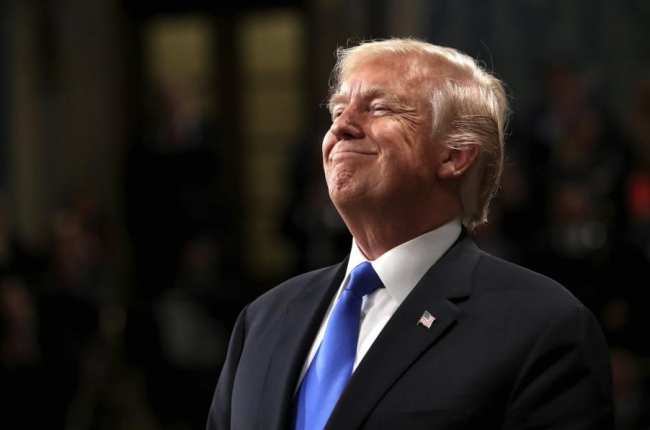 Trump sonríe durante el discurso sobre el Estado de la Unión ante el Congreso, en Washington (Estados Unidos).-/ WIN MCNAMEE (EFE)