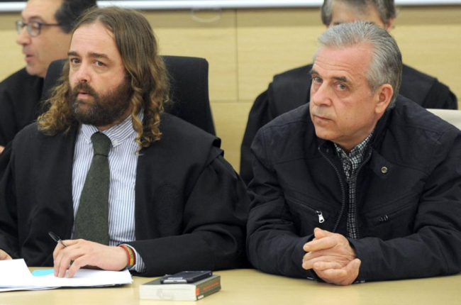 A la derecha, el acusado, junto a su abogado.-ISRAEL L. MURILLO