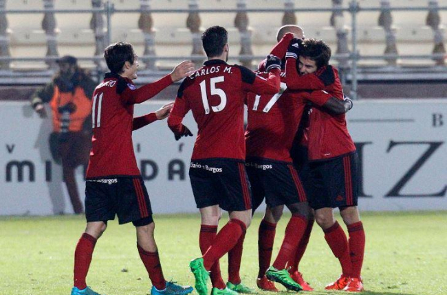 Los jugadores del Mirandés celebran el gol de Lago Junior que dio la victoria al conjunto burgalés ante el Málaga.-SANTI OTERO