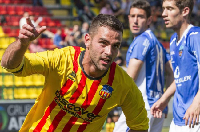 Ander Vitoria celebra uno de los goles que logró con el Sant Andreu.-