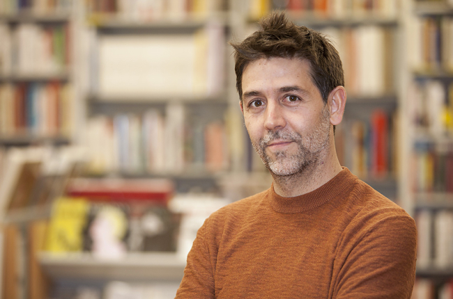 El escritor Óscar Martínez García, autor del ensayo ‘Umbrales’. JUAN PRATS