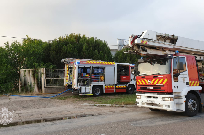 Intervencion de los bomberos de Burgos en una nave de la calle Fernando Dancausa. / BOMBEROS DE BURGOS