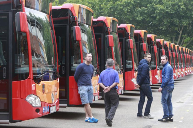 Los nuevos autobuses, reunidos ayer en el aparcamiento del campo de fútbol del Plantío.-RAÚL G. OCHOA