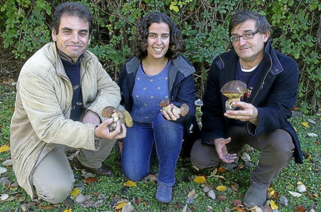 Pablo Martín, María Hernández y Andrés Oria muestran unos ejemplares de boletus edulis.-REPORTAJE GRÁFICO: M. BRÁGIMO