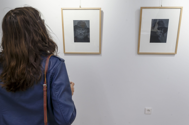 Muestra de los 25 últimos retratos realizados por Román García y que pueden verse en la sala de exposiciones de Cajaviva Caja Rural. SANTI OTERO