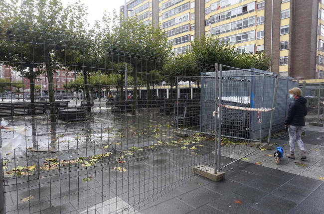 La plaza de Santiago ya se ha vallado para comenzar con las obras de remodelación. RAÚL G. OCHOA