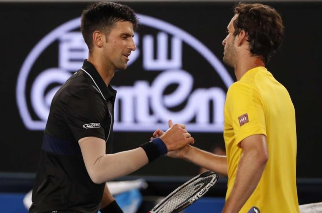 Djokovic recibe la felicitación de Ramos tras su partido de tercera ronda en Melbourne.-REUTERS / ISSEI KATO