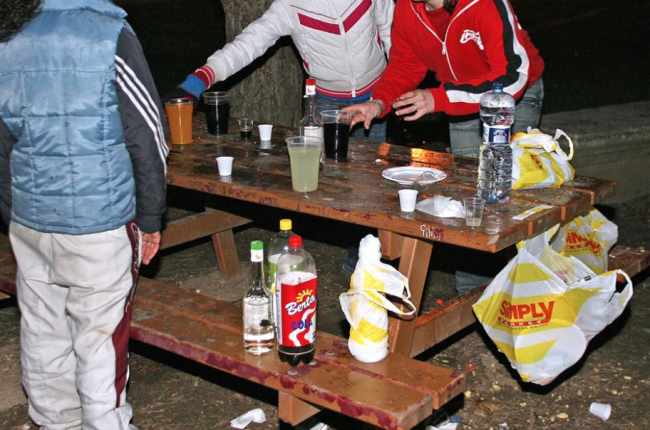 Menores consumiendo alcohol en la calle.-ISRAEL L. MURILLO