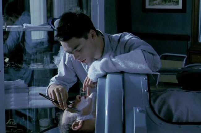 David Sust afeita a Günter Meisner, en una escena de la película 'Tras el cristal'.-