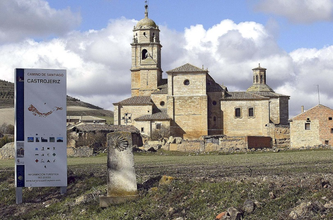 La iglesia de Santa María del Manzano de Castrojeriz es Bien de Interés Cultural desde 1974 y es muy conocida por los peregrinos que la visitan en su tránsito por el cercano Camino de Santiago. / SANTI OTERO