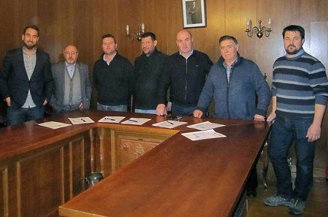 La firma de los siete contratos tuvo lugar el viernes en la localidad ribereña de Gumiel de Izán.-ADRI RIBERA