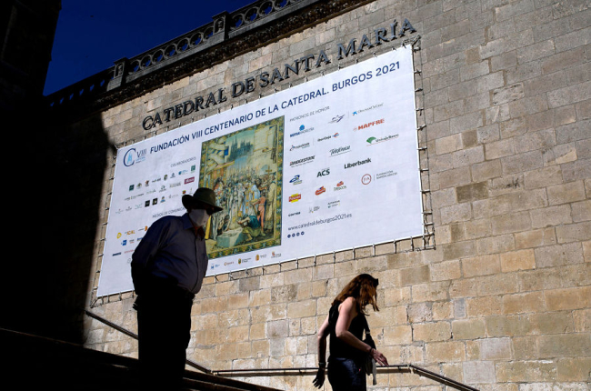 Se colocaron las letras de Catedral de Santa María y un aparatoso cartel en el costado de la escalinata de la Puerta del Sarmental. TOMÁS ALONSO