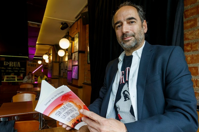 Ismael Alí de Unzaga, con un ejemplar de su última novela, donde describe un incendio en el festival Músicos en la Naturaleza. SANTI OTERO