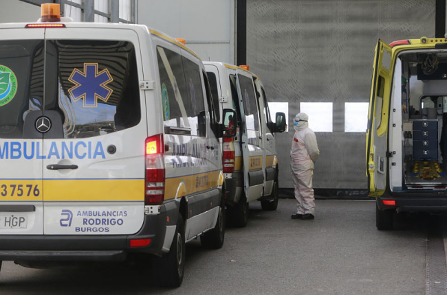 Ambulancias y personal sanitario en la zona de Urgencias del HUBU. RAÚL OCHOA