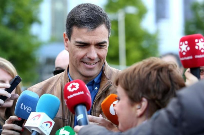 Pedro Sánchez atiende a los medios al inicio de la Manifestación del 1 de Mayo, en Madrid.-DAVID CASTRO