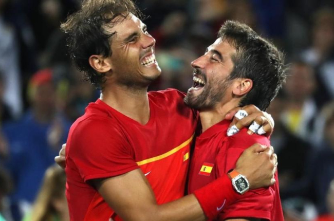 Rafael Nadal y Marc López se abrazan tras conquistar el oro olímpico en dobles.-EFE  / FERNANDO MAIA