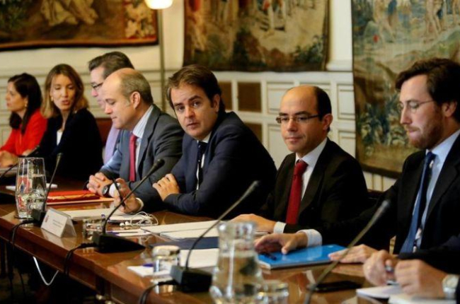 Roberto Bermúdez de Castro (en el centro de la foto, con un bolígrafo en la mano), en la reunión que convocó el 28 de octubre con los secretarios de Estado del Gobierno central, para organizar el despliegue del 155.-JUAN MANUEL PRATS