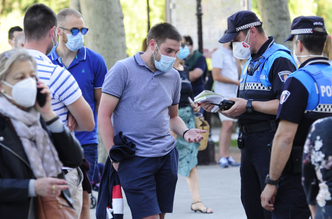 La Policía Local de Burgos ha impuesto 504 denuncias por la falta o incorrecta utilización de la mascarilla en la ciudad del 26 de junio al 15 de noviembre. ISRAEL L. MURILLO