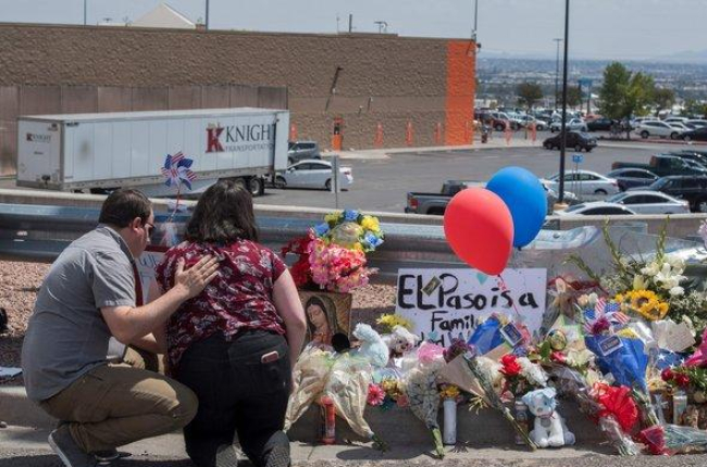 Ofrendas en el lugar del tiroteo en El Paso, Tejas.-AFP
