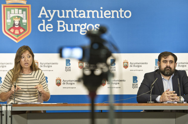 Carolina Blasco y Jorge Berzosa explican el contenido de las alegaciones al presupuesto. ISRAEL L. MURILLO