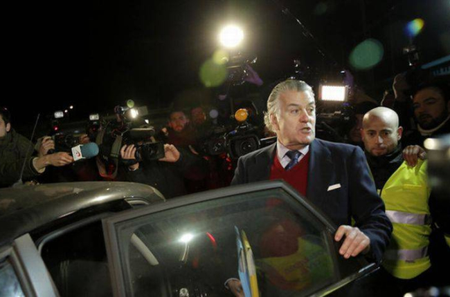 El extesorero del PP Luis Bárcenas, a punto de entrar en el coche a su salida de la cárcel madrileña de Soto del Real, este jueves.-Foto: JOSÉ LUIS ROCA