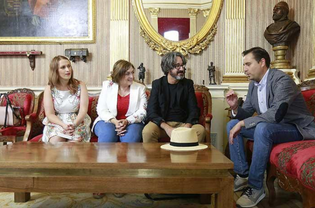 En la reunión, mantenida ayer en la Alcaldía, se dieron cita la hija y la pareja de Alejandro Yagüe, el compositor Ángel Arranz y el alcalde de la ciudad, Daniel de La Rosa.-RAÚL OCHOA