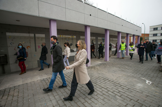 El alcalde, Daniel de la Rosa, y la concejala Sonia Rodríguez se disponen a visitar el centro municipal. TOMÁS ALONSO