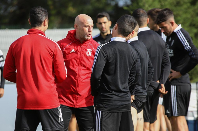 Calero dirige el penultimo entrenamiento en la ciudad deportiva previo al partido con el Mirandés. BCF