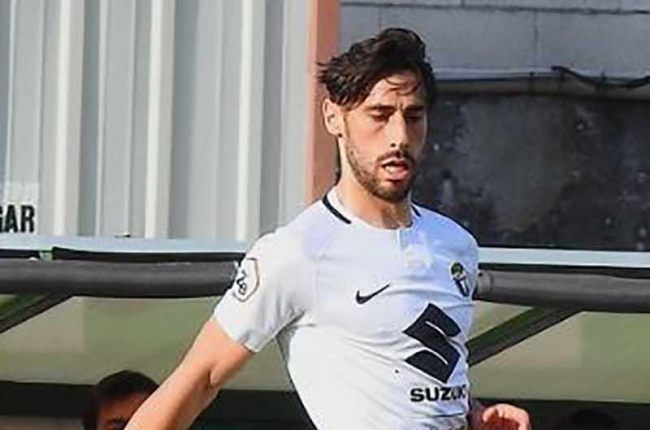 Andrés González controla el balón en el choque ante el Coruxo.-CORUXO FC