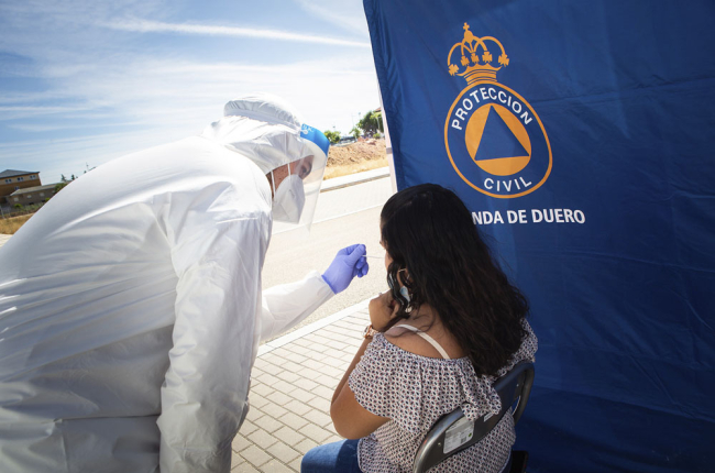 Una mujer se somete a un test PCR en Aranda de Duero.