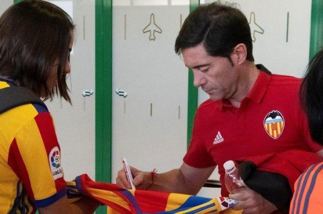 Marcelino firma una camiseta antes de la final de Copa.-